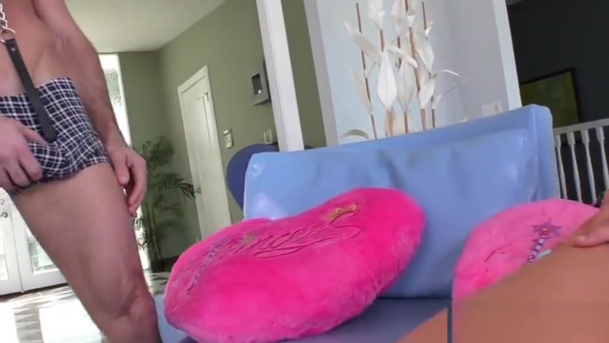 Glam tranny gives blowjob
