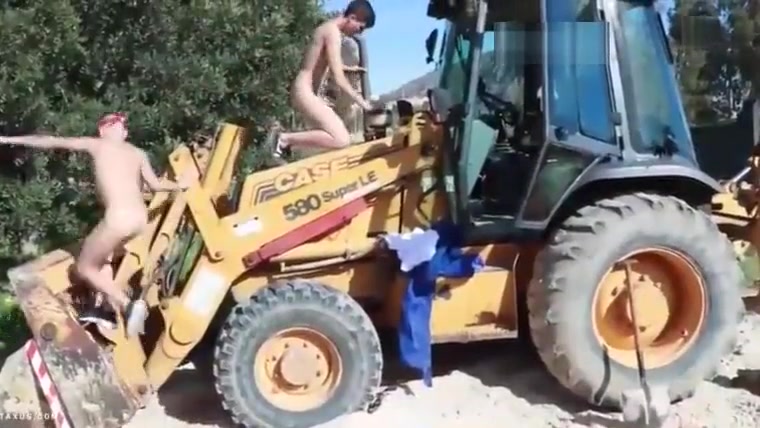 Twinks bareback outdoor