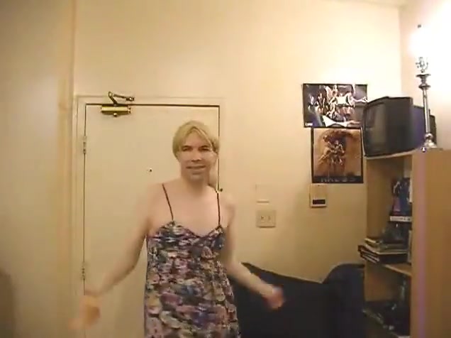 Amateur crossdresser dancing dildoing