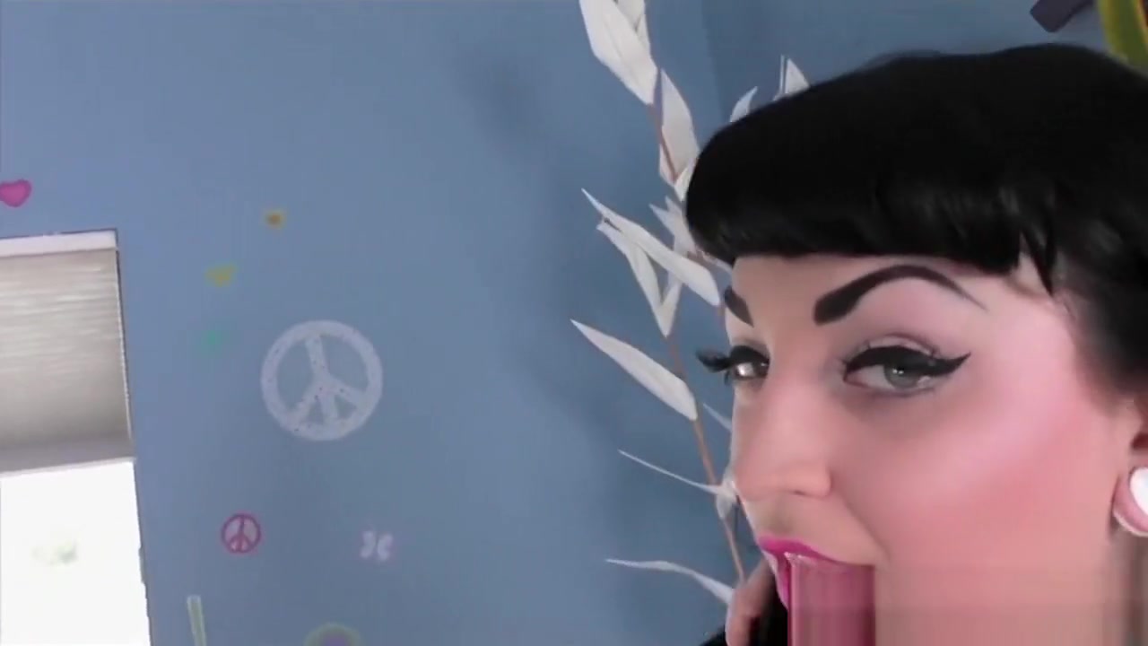 Shemale Casey Kisses is sucked by Draven