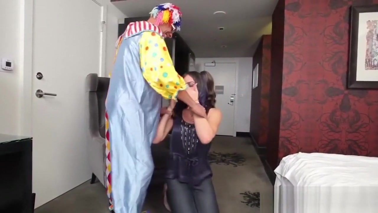 Beautiful tranny fucked by black clown