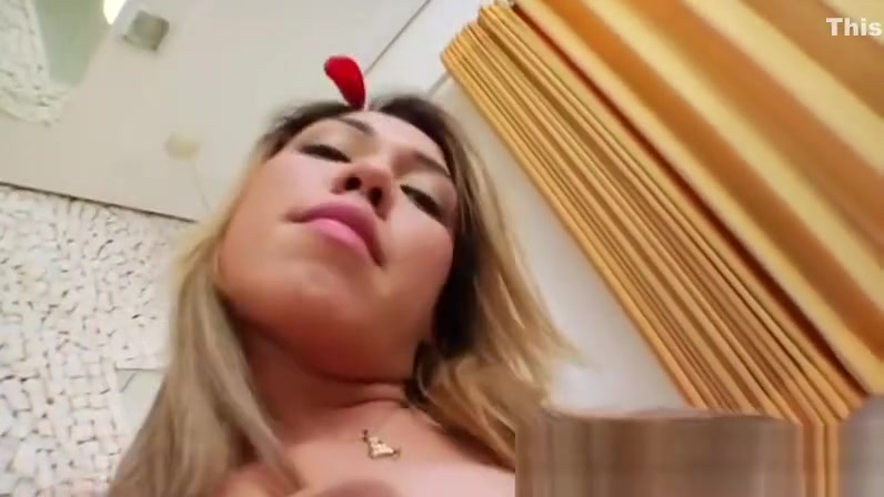 Fetish tranny shows off big ass