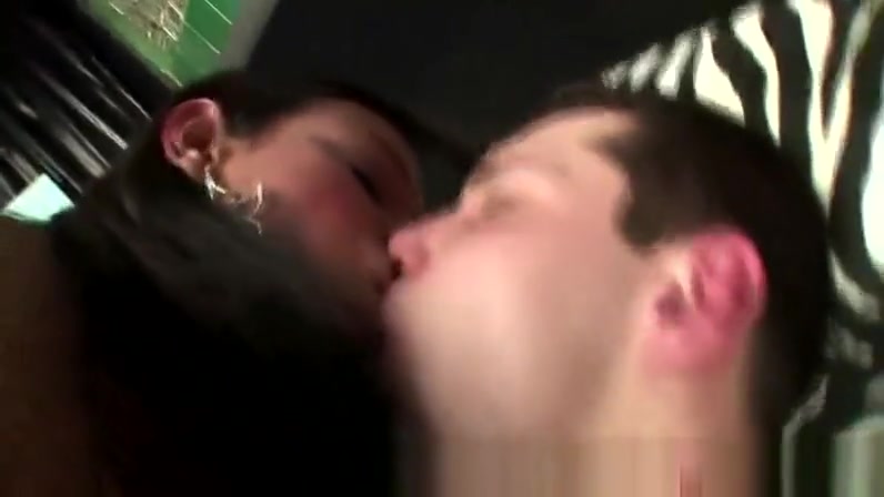 Shemale diva fucking his tight asshole