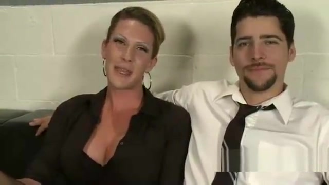 Tranny and guy sucking to each other
