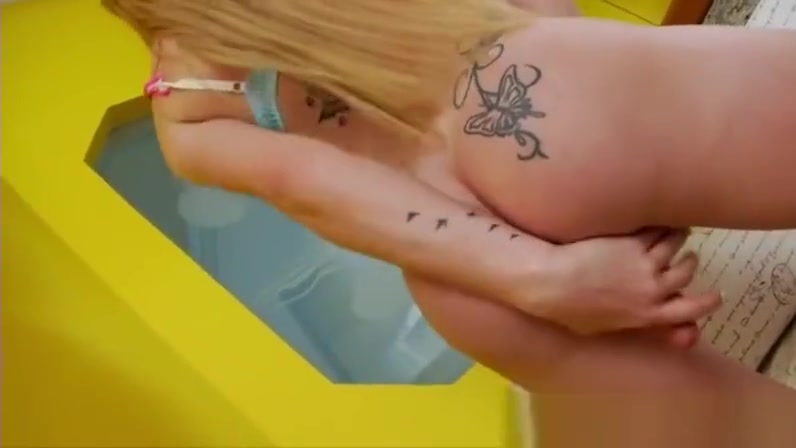 Seductive shemale Djennifer Schneider plays her girl boner solo