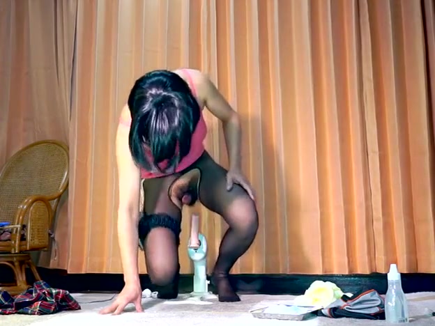 Pubic hairy clitty on the fuckmachine