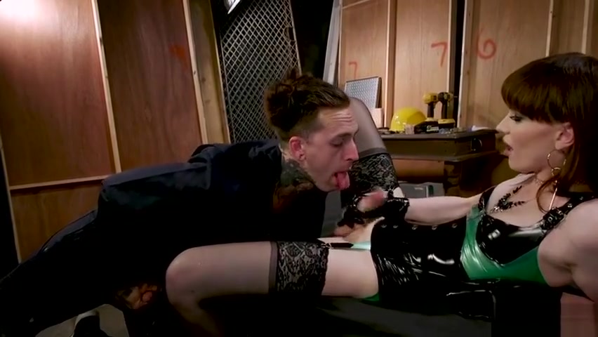Tattooed male sub worships trannys feet