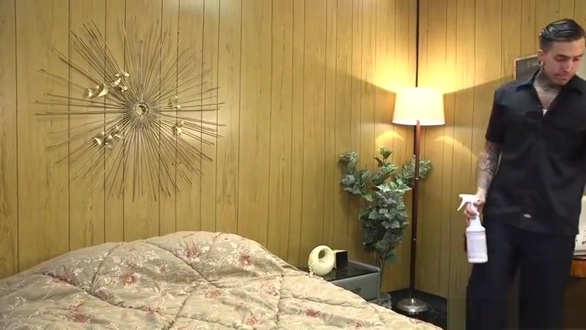 Tattooed housecleaner gets trannys dick