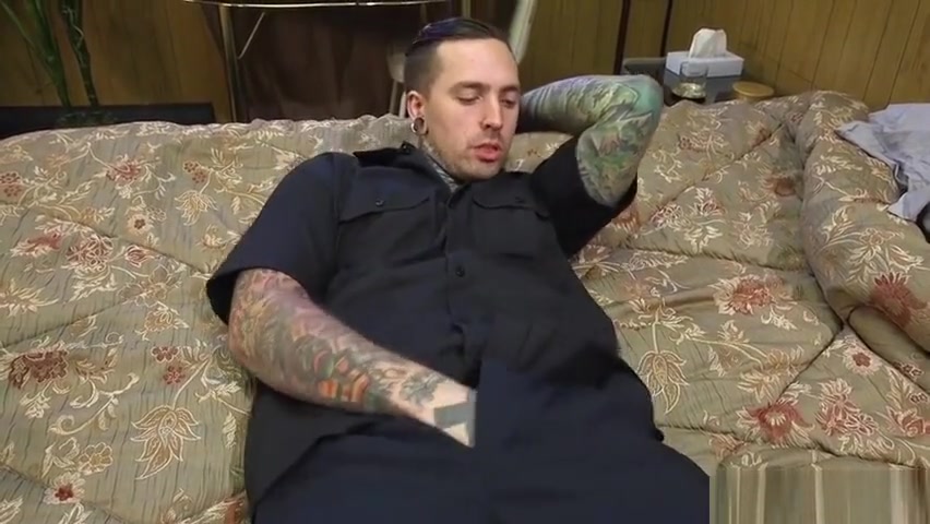 Tranny fucks her tattooed housecleaner