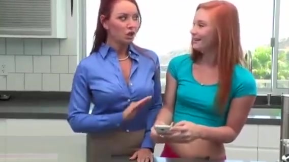 madre atrevida al frente de su hija
