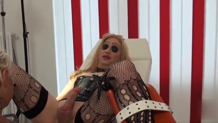 CD sissypussy stretching on gynochair