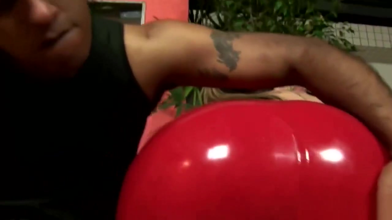 Bootylicious tranny loves ass job