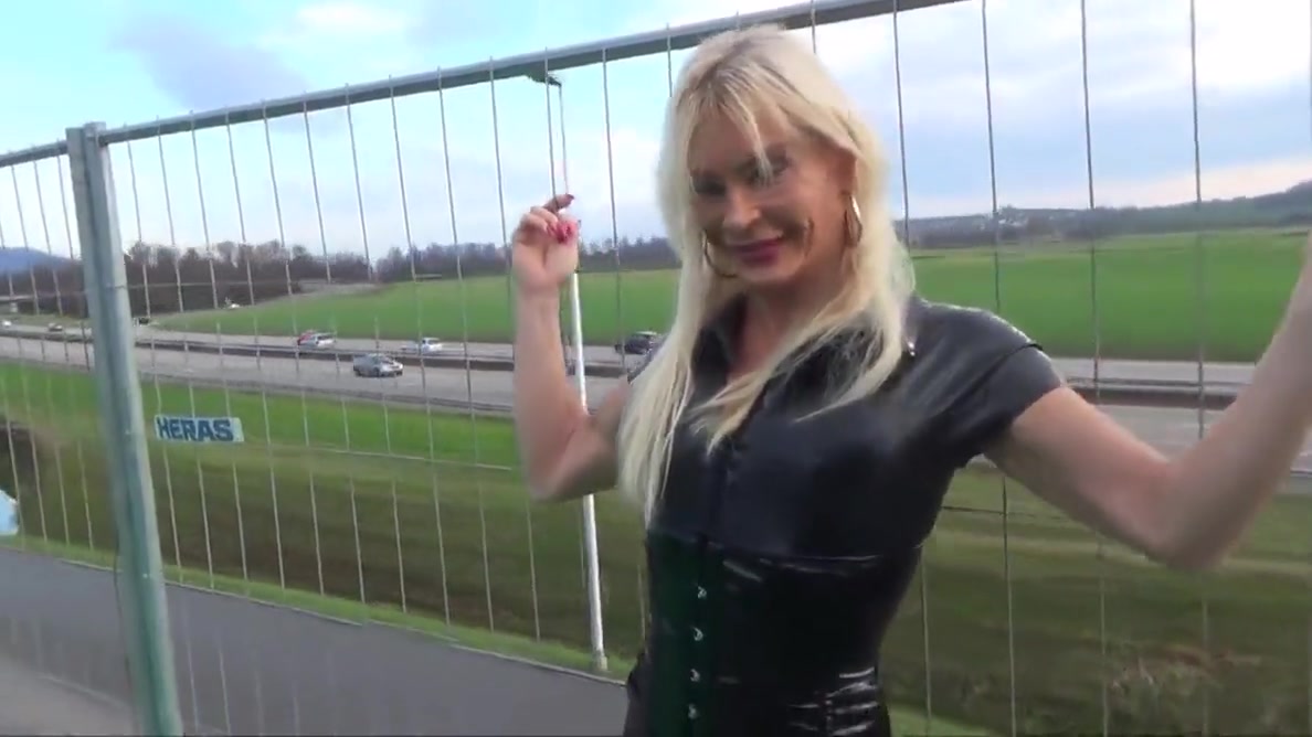 latex girl in photoshooting