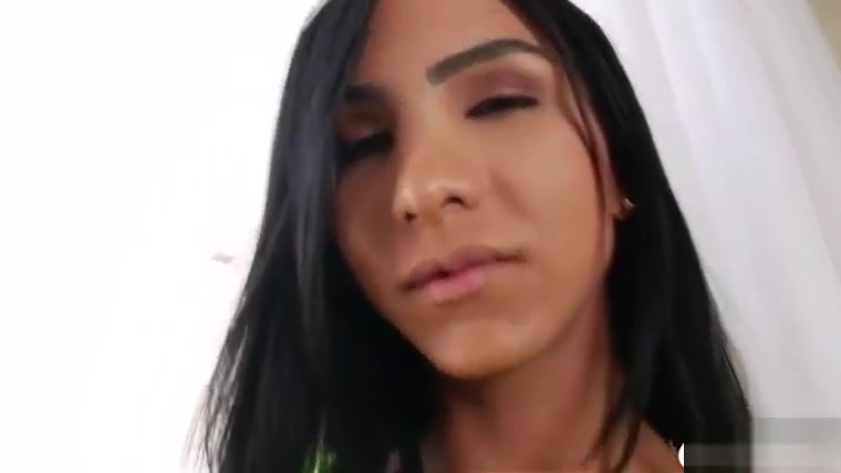 Sissy T-babe Yasmim Dornelles hot facial after anal sex