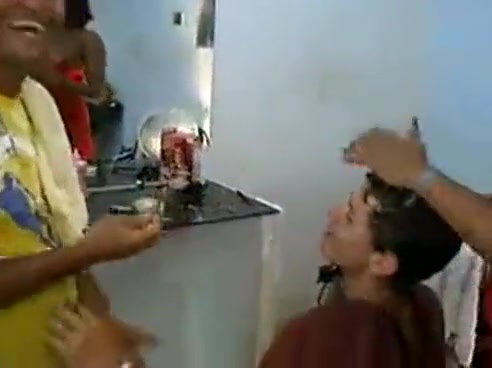 Fui cortar o cabelo e n&atilde_o resisti acabei comendo a cabelereira