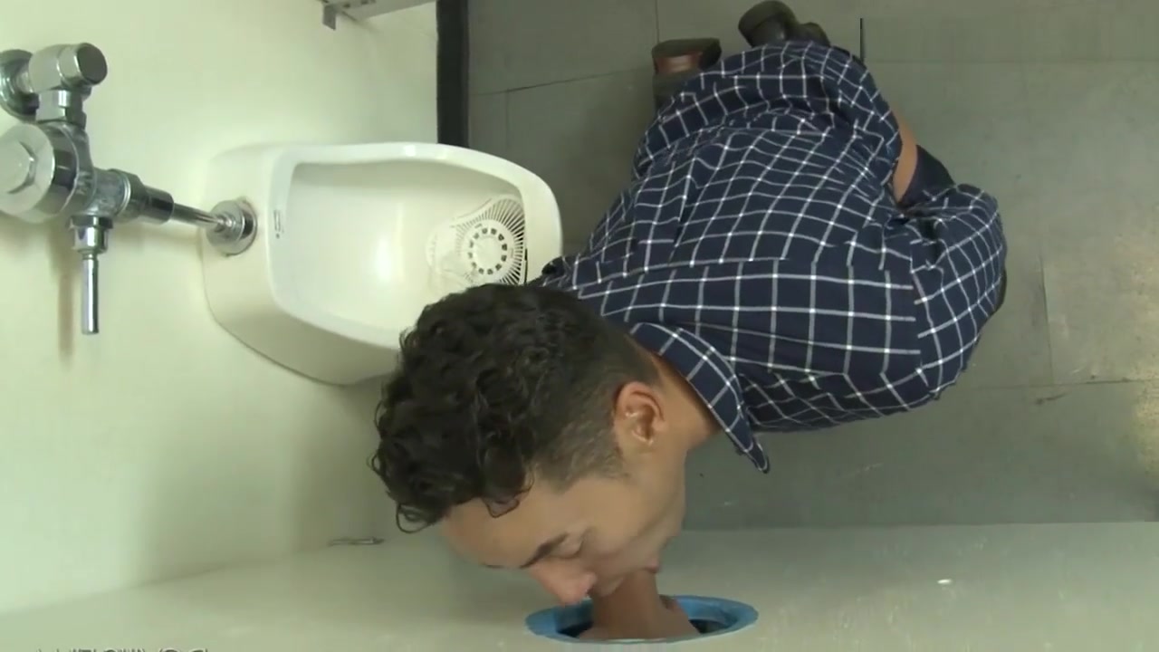 Pow glory hole sex with a shemale