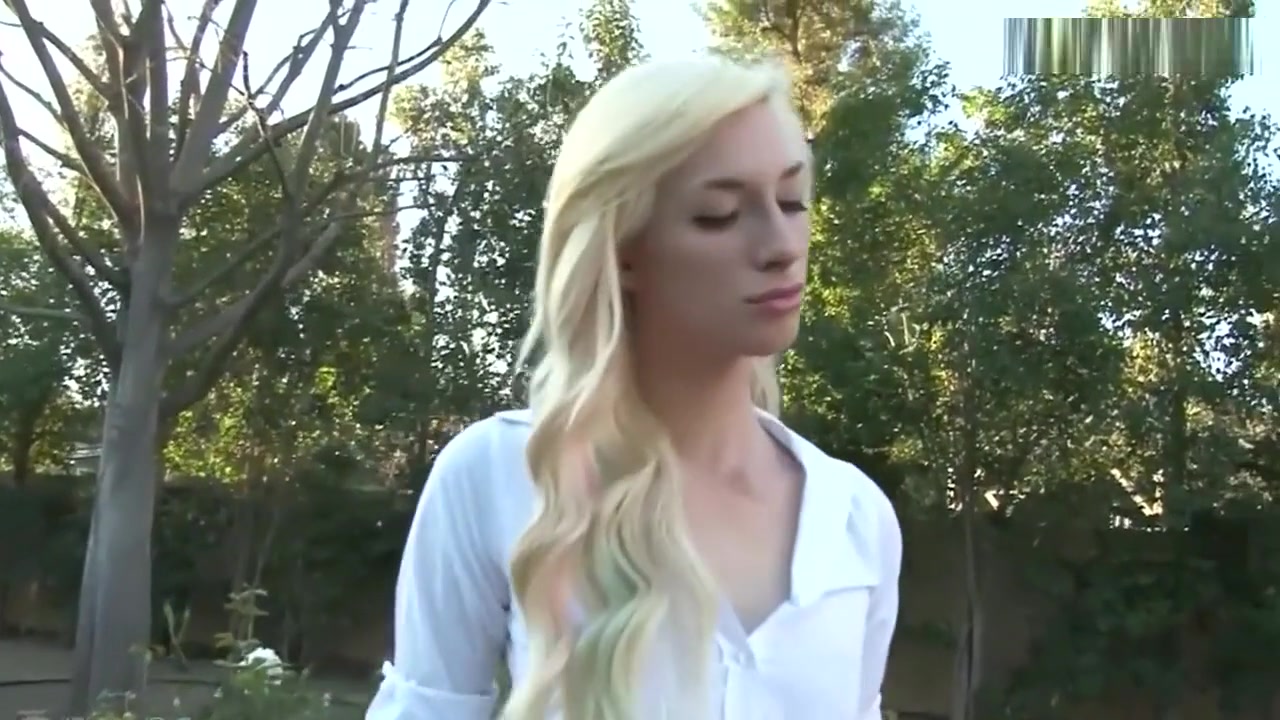Blonde shemale shows her body in outdoor