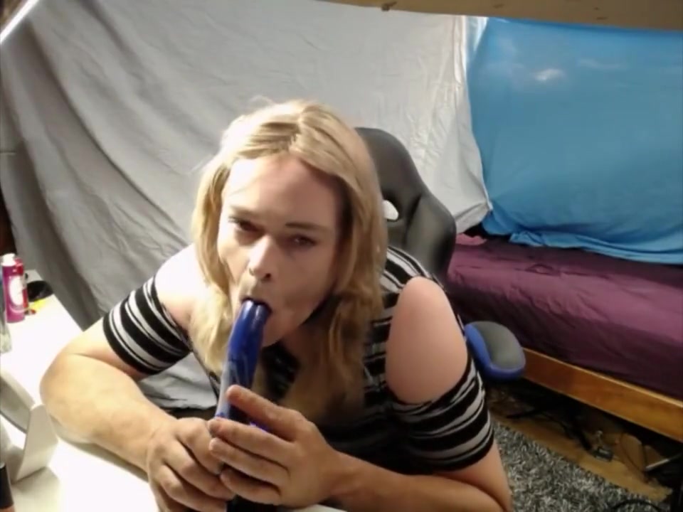 Aussie BBW CD Sucks an Fucks Dildo