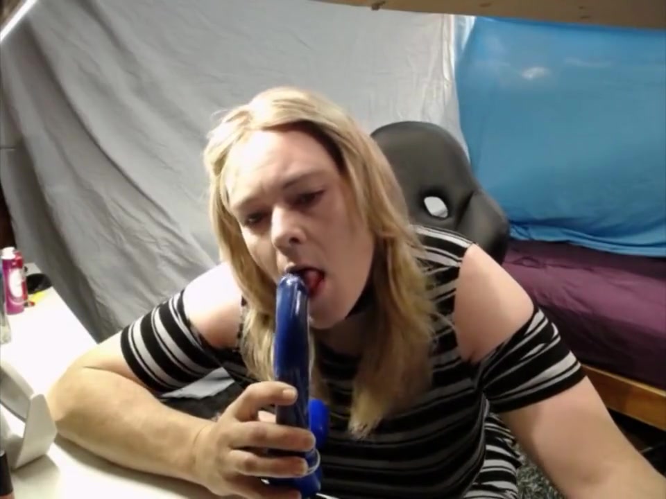 Aussie BBW CD Sucks an Fucks Dildo