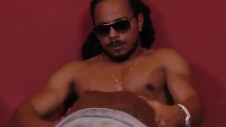 Castro iniciando seu primo Poenix no mundo porno, meteu rola no cuzinho dele.