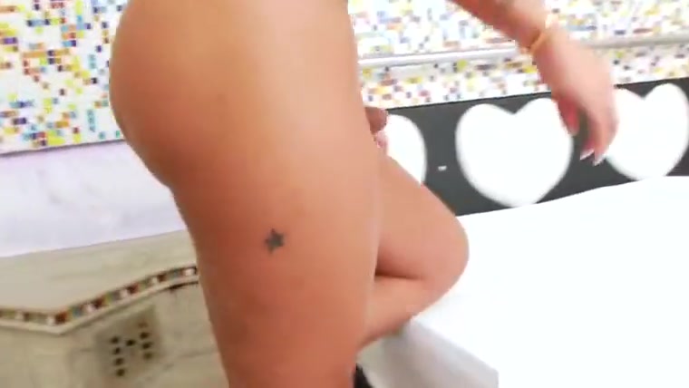 Appealing Latina TS Thaissa Guimaraes in hot solo scene