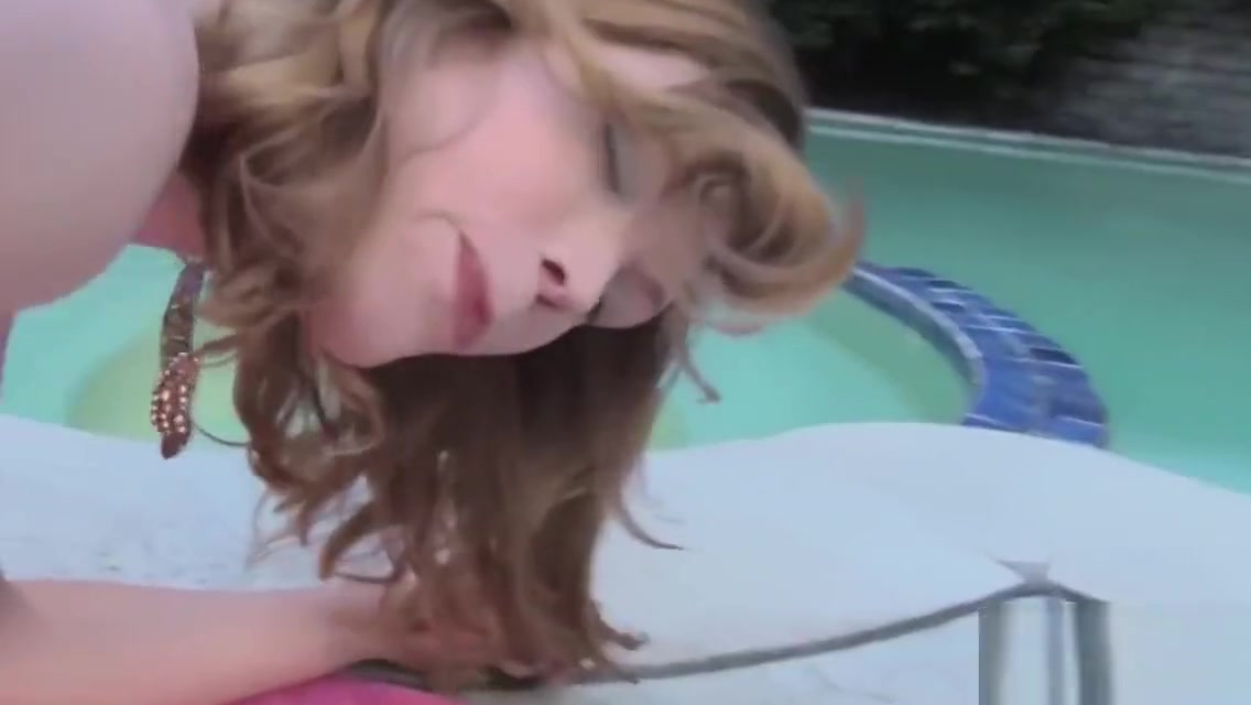 Fingering solo tranny pleasures her cock