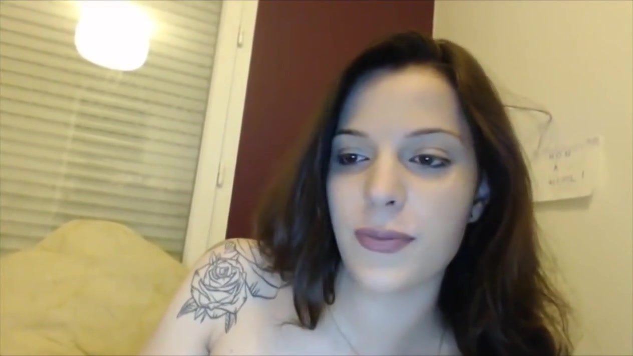 Young tranny dildoing her tight ass