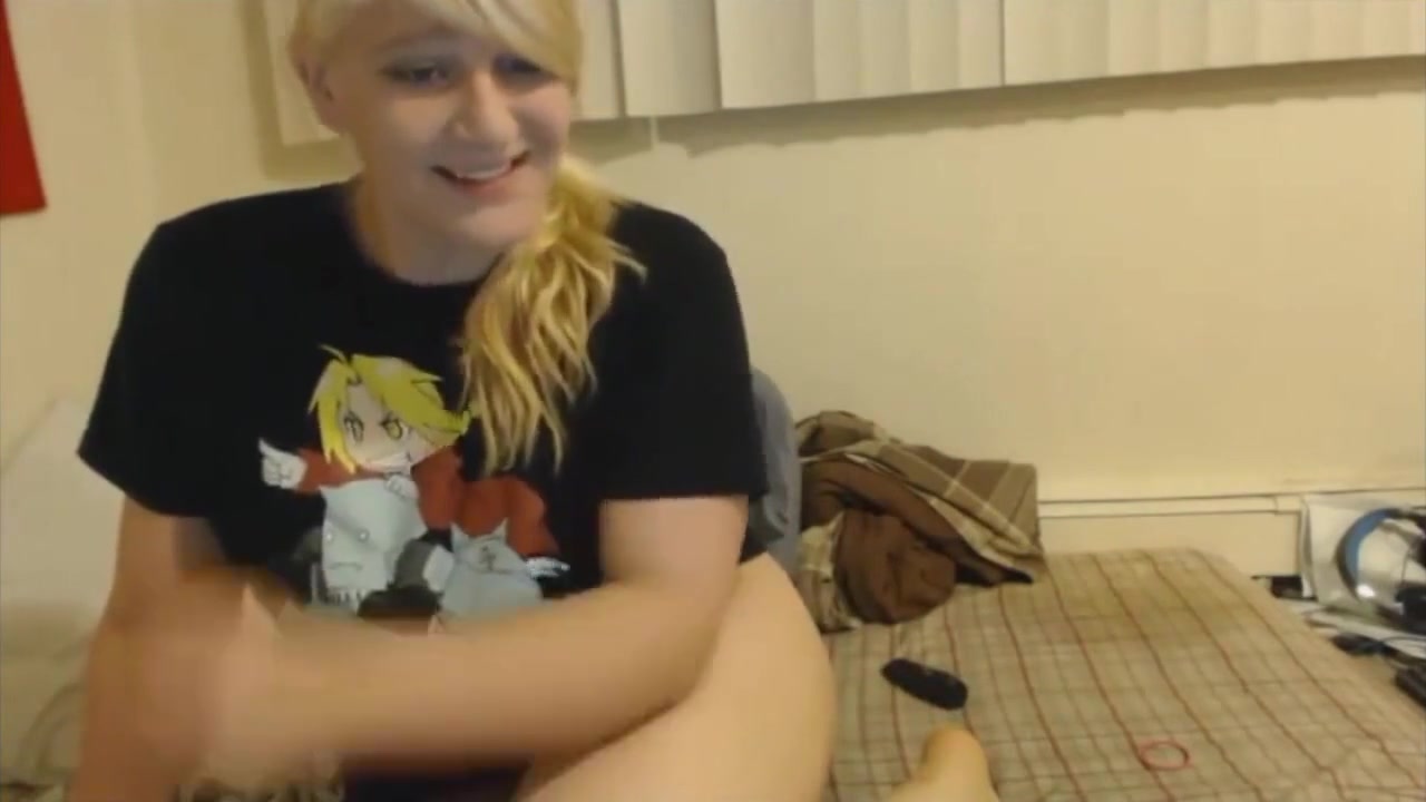 Blonde teen 18+ tranny fucks herself