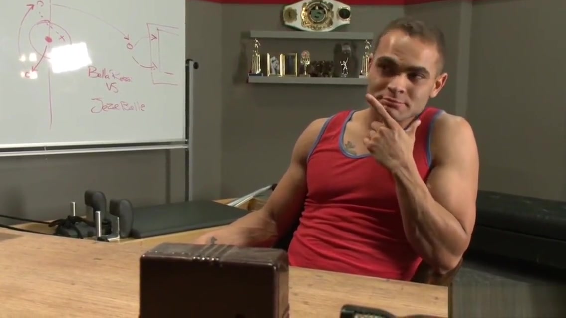 Gym trainer shemale fucks colleague