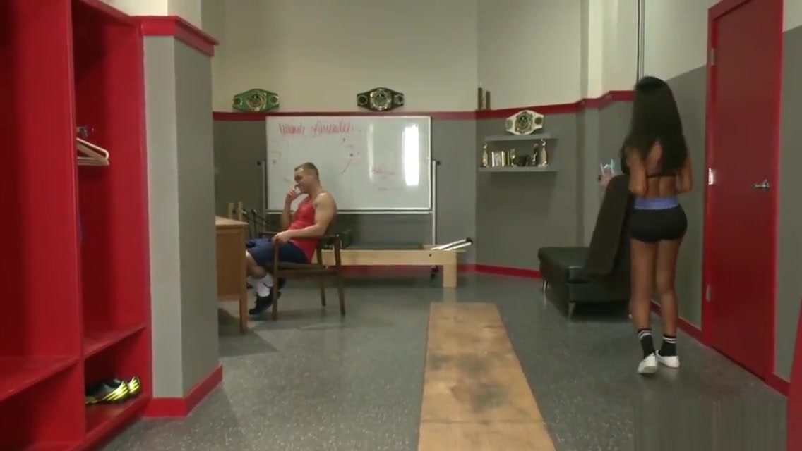 Gym trainer shemale fucks colleague