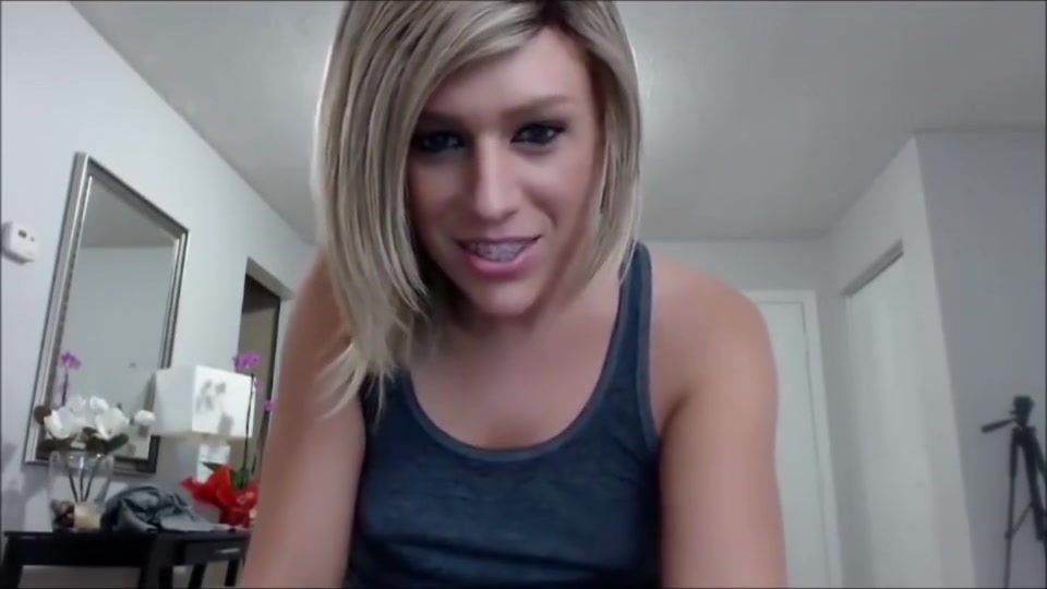 teen 18+ shemale fingering her asshole