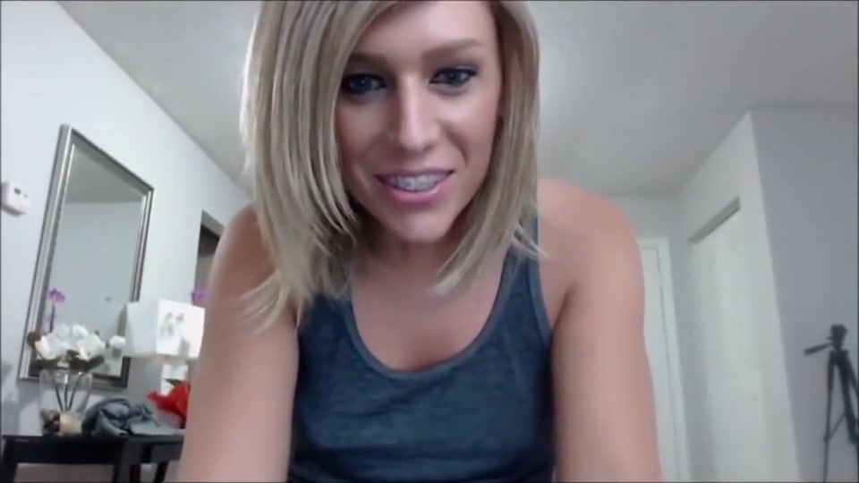 teen 18+ shemale fingering her asshole