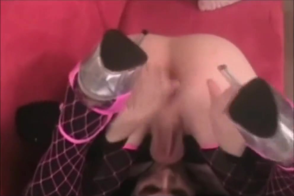 She-beauty sucks her own dick