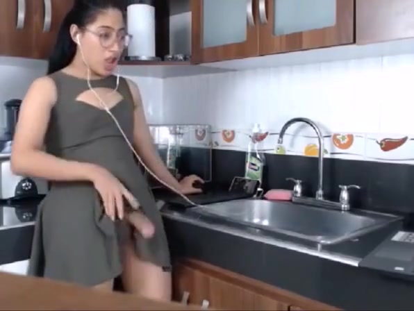 LatinaTS wank in kitchen cum