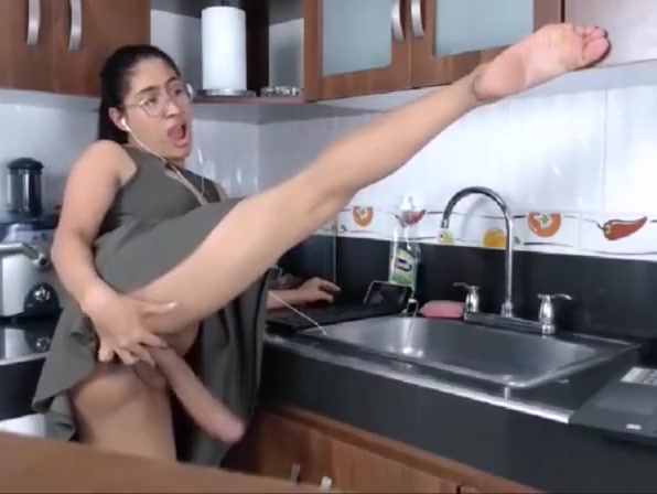LatinaTS wank in kitchen cum