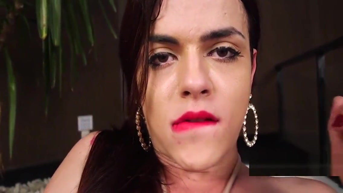 Fuckable tranny slut wanks off solo