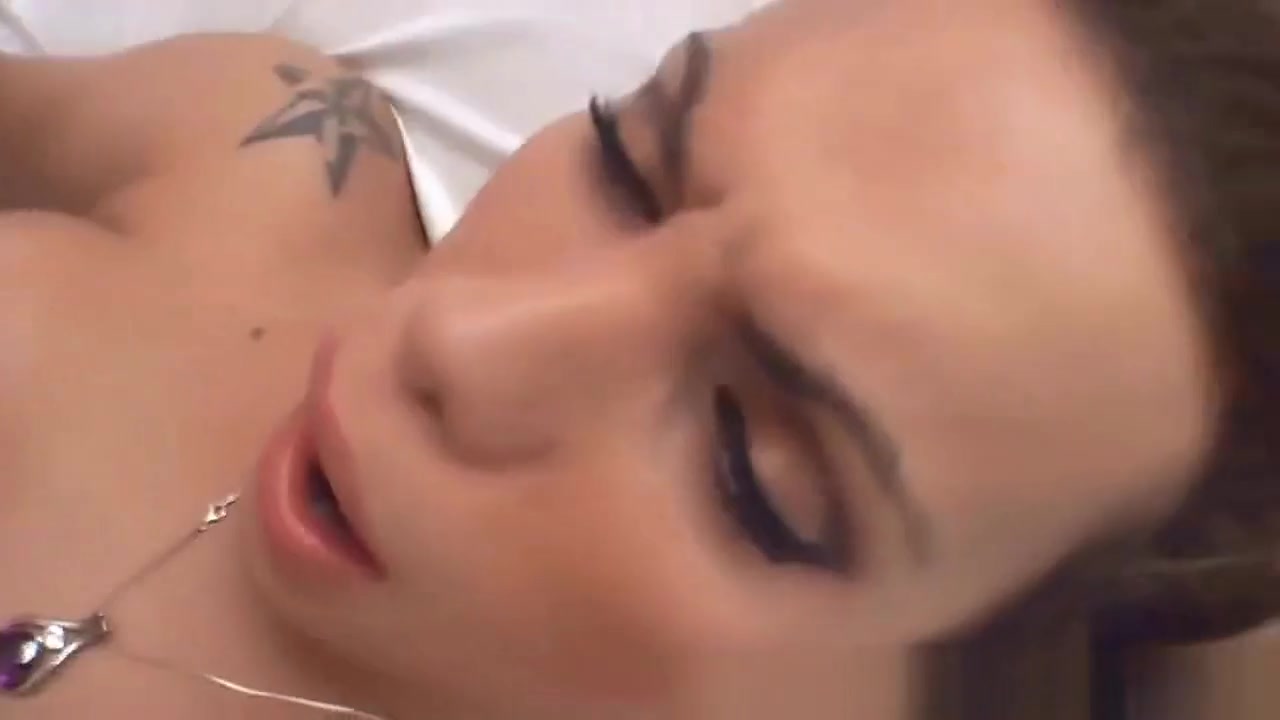 Blonde tranny babe Evelyn Rangel gets fucked hard