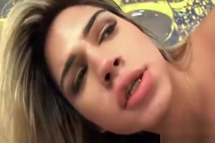 TS Amanda Fialho Gets Raw DP from 2 Guys