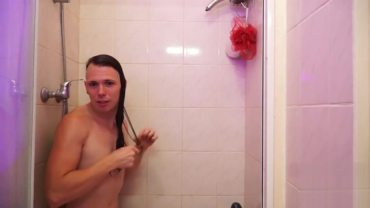 Axelle sous la douche