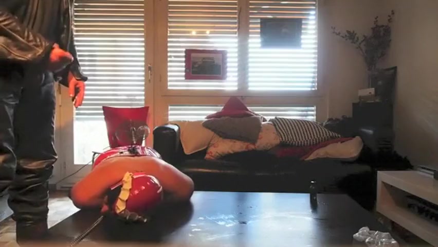 Collared CD slave in latex on display for master