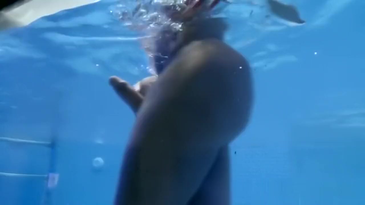 Sexy Shemale Gabrielli Bianco Jerks Off In A Pool