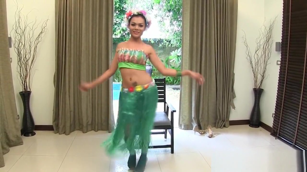 Thai Ladyboy Cindy Hawaii Outfit