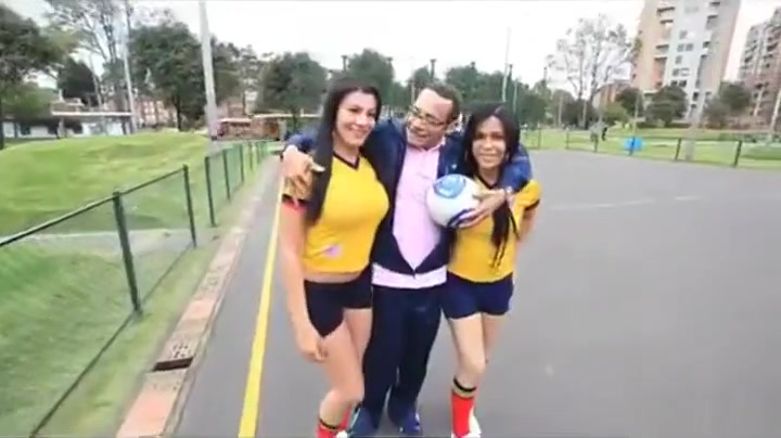 Futbal Gurls Vs. Ramon giant bone