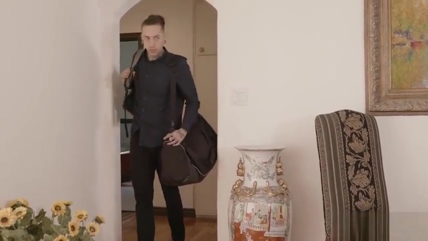 Rich blonde wife shemale anal fucked by a strong guy