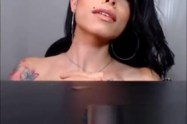 Sexy Latina Emmily Cum
