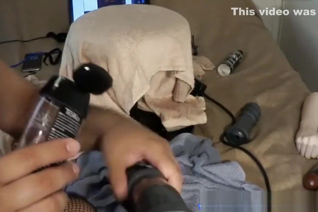 Big Ass Tranny Uses Fake Hand and Fuck Machine to Drill Her Ass
