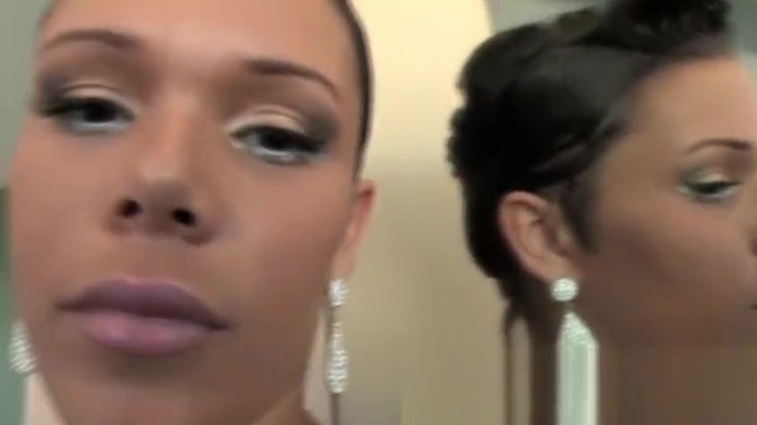 Seductive TS Crystal E hand surfs her beefy shecock