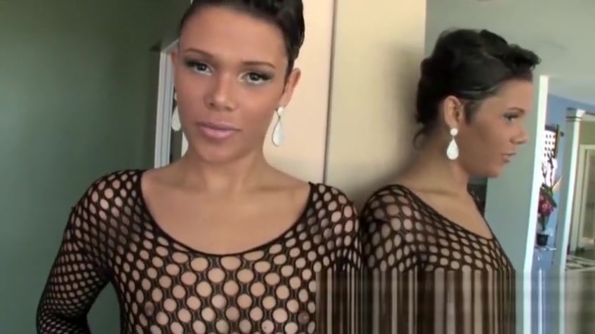 Seductive TS Crystal E hand surfs her beefy shecock