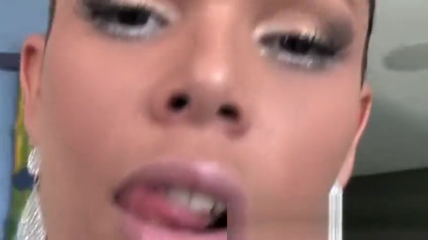 Seductive TS Crystal E hand surfs her beefy shecock