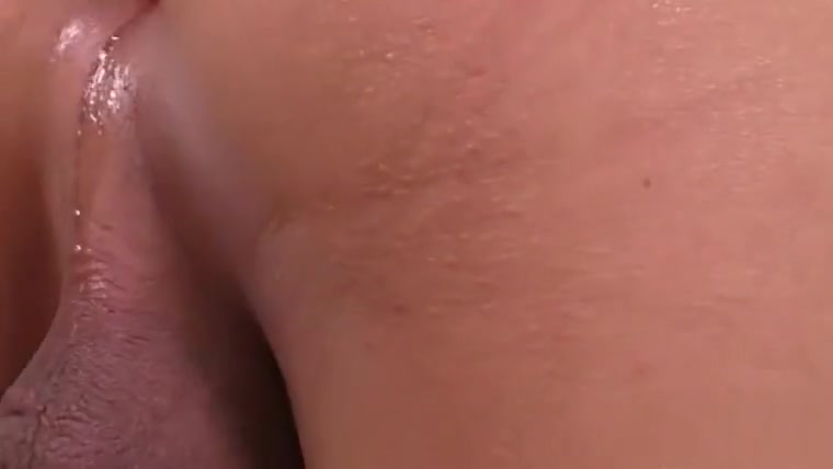Curvy tranny dildoing her juicy asshole and masturbates